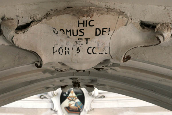 la scritta che esisteva nel cartiglio dell'arco di accesso al presbiterio prima dell'ultimo restauro del 2013