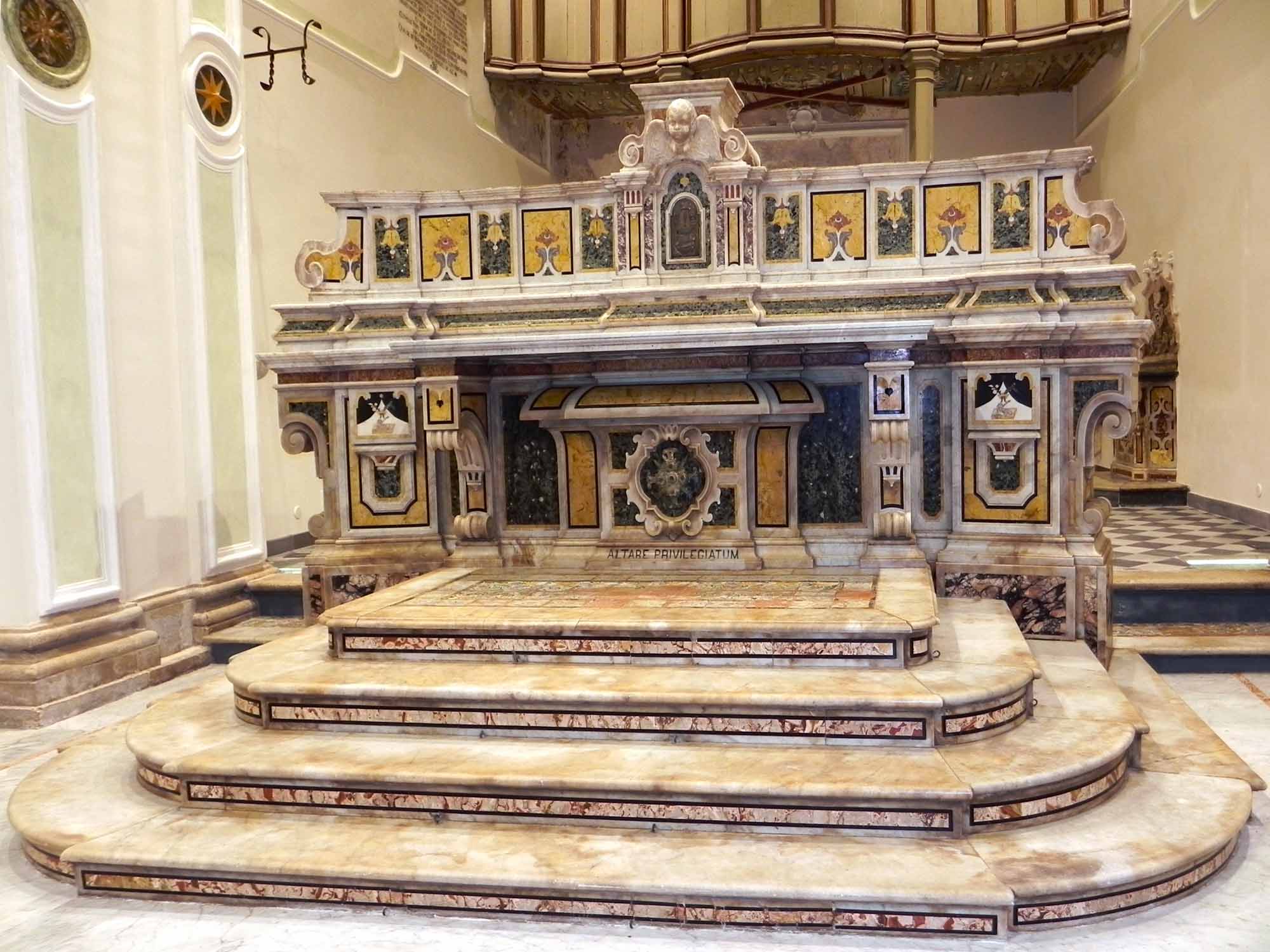 l'altare maggiore ripreso da altra angolazione