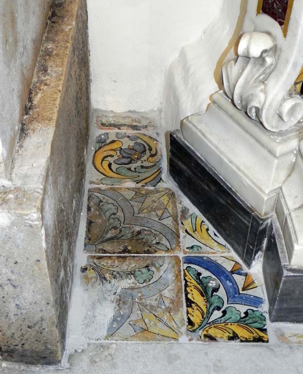 resti di pavimento maiolicato presso l'altare