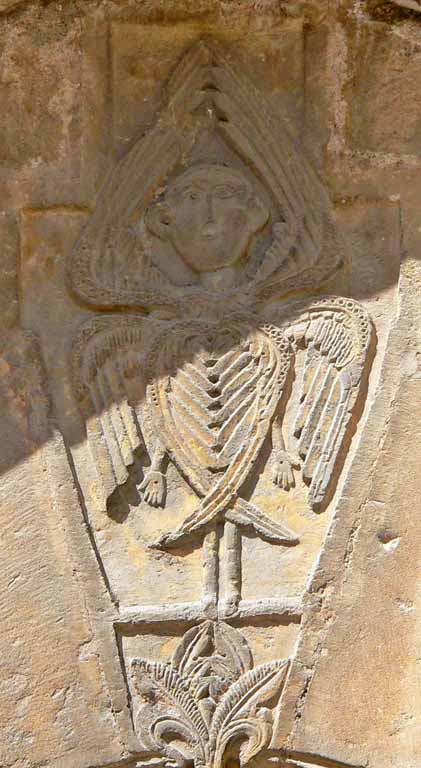 Serafino, scolpito sul portale laterale