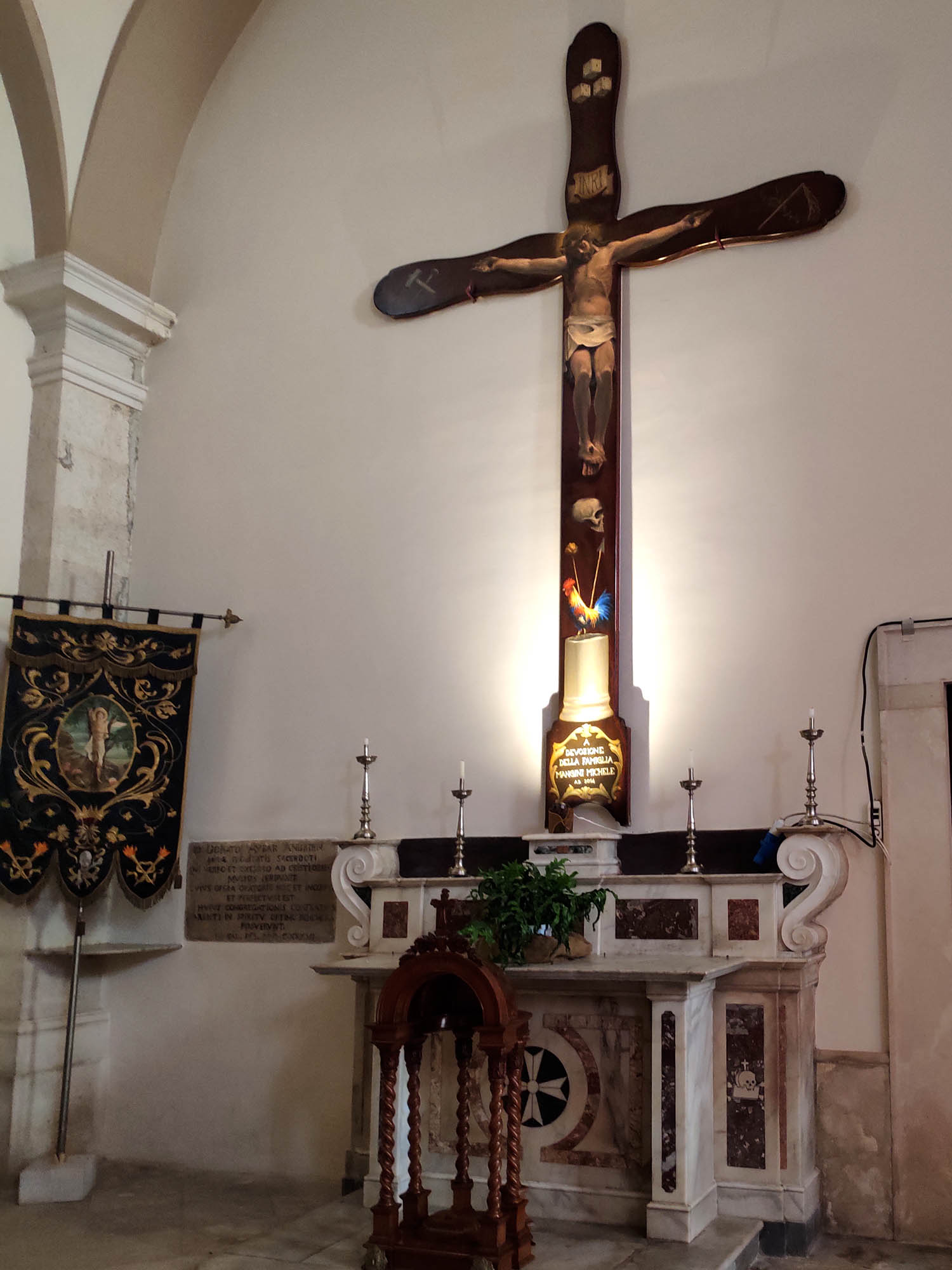 Una Croce della Processione dei Misteri sull'altare della Congrega