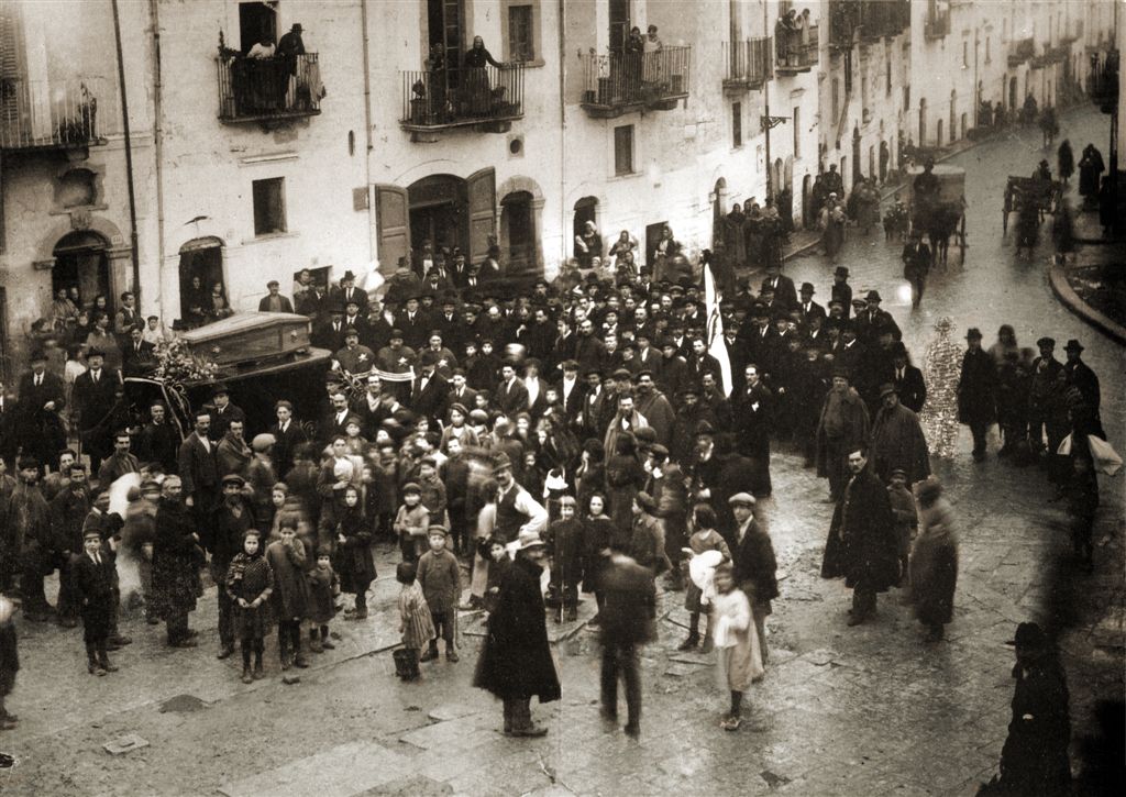 Funerale in Largo Sant'Angelo: una foto primi Novecento