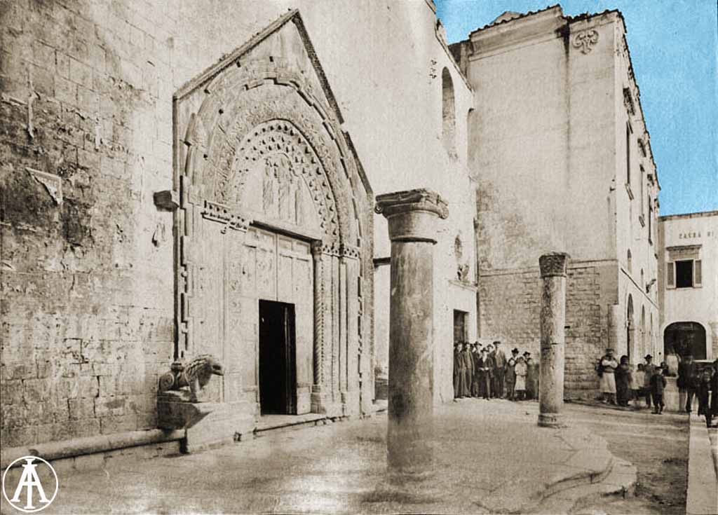 Sagrato della Chiesa che si slarga nella piazza, in una foto del primo Novecento
