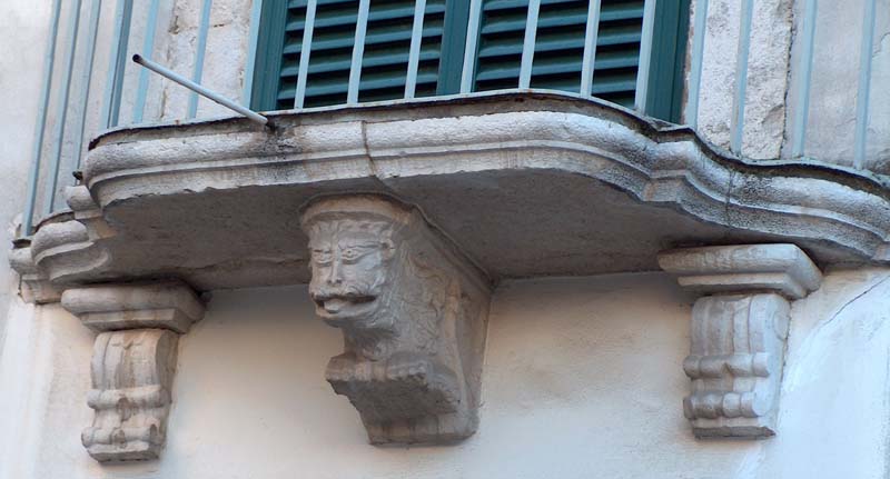 balcone con mensola figurata