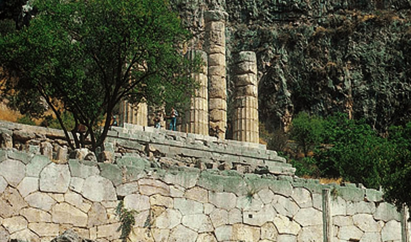 Foto 83 - Basamento del Tempio di Apollo a Delfi.