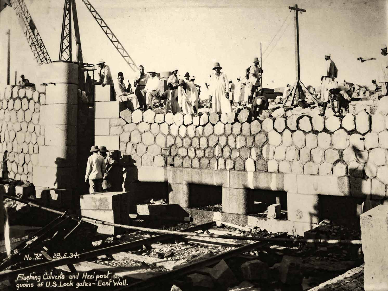 Foto 94 - Particolare delle murature poligonali di contenimento della grande diga di Assuan: anno 1934.