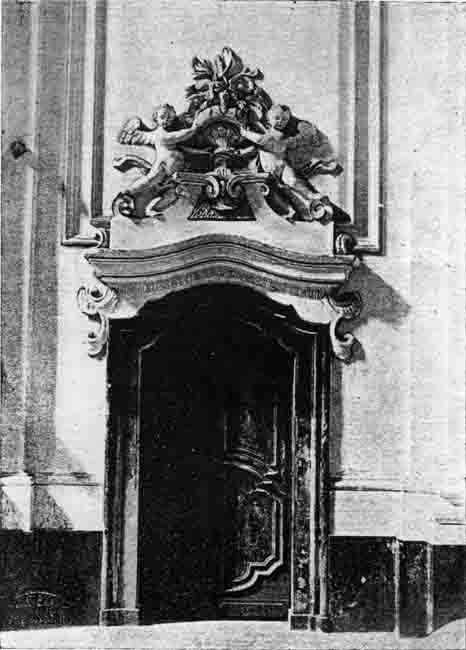 Porta laterale della chiesa