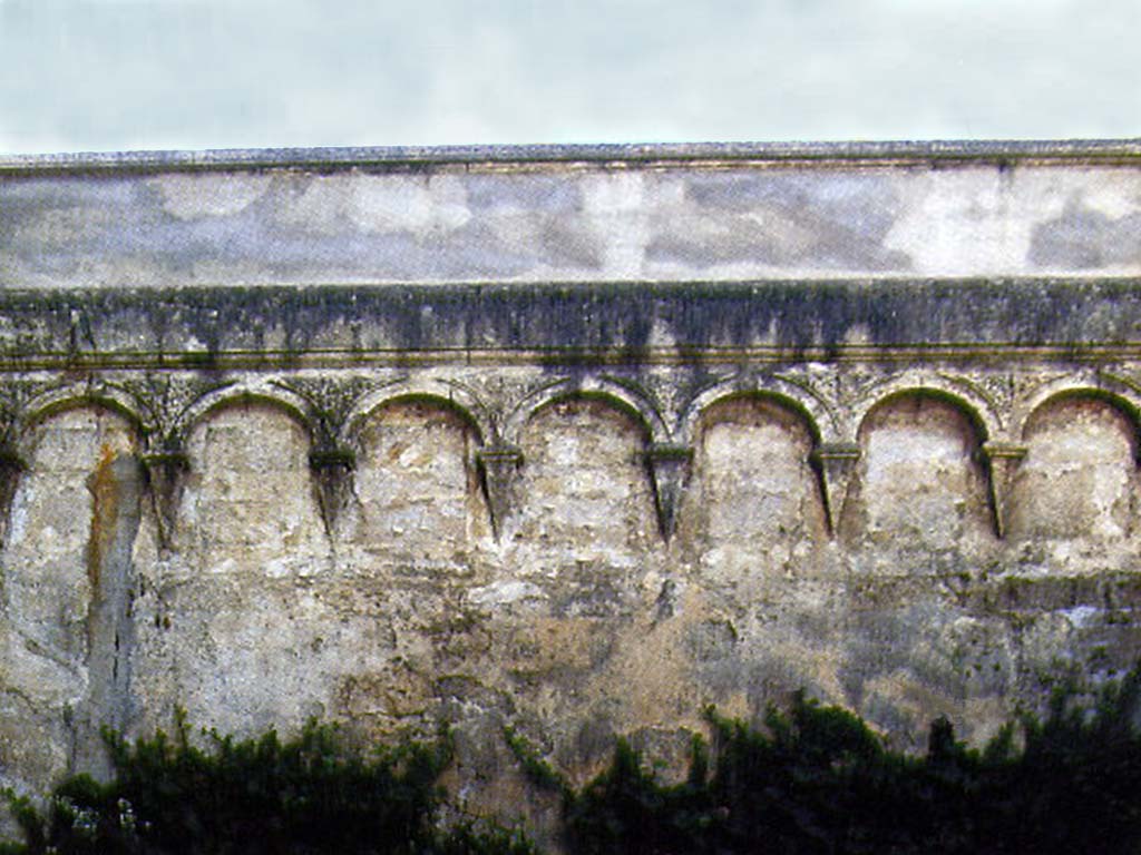 Resti delle antiche mura della citt, a sinistra entrando da Porta Sant’Andrea (ex villa Porro) 