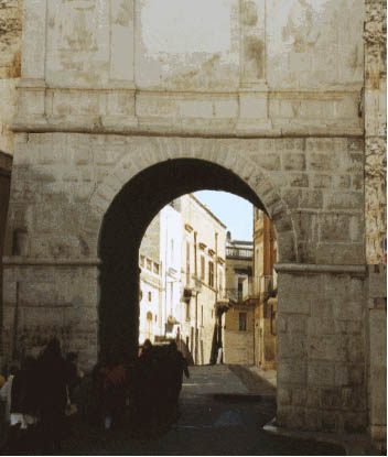 Parte pi antica di Porta Sant’Andrea, edificata (quasi certamente non nelle attuali fattezze) intorno al 1050-1060 (?) 