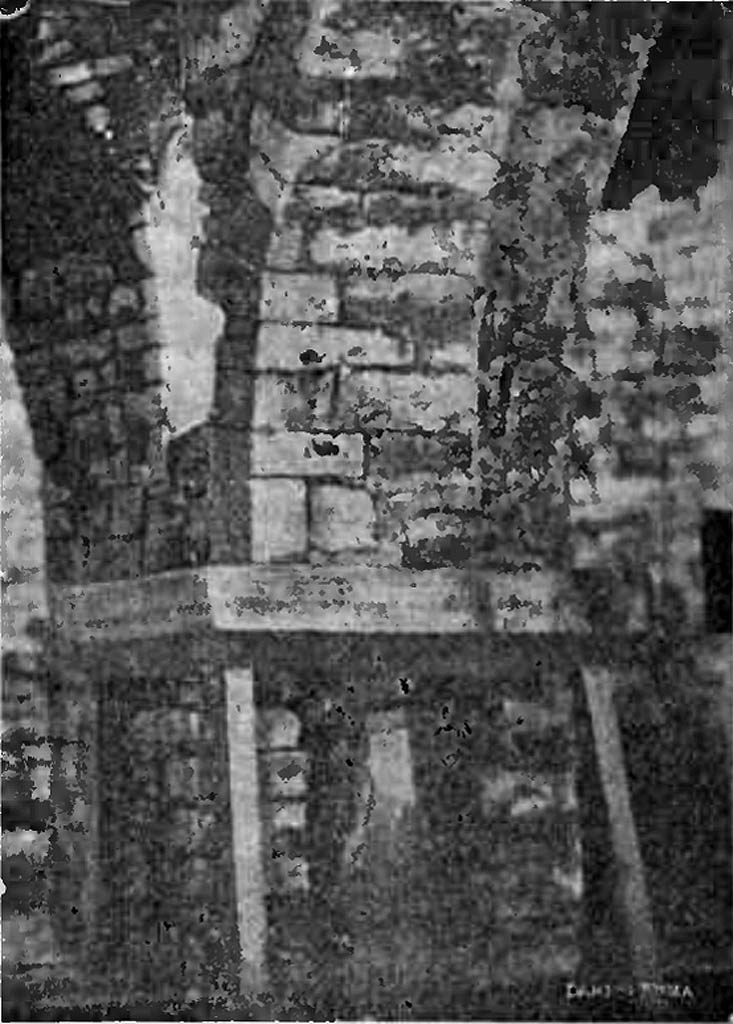 L'altare della cripta nel 1904.