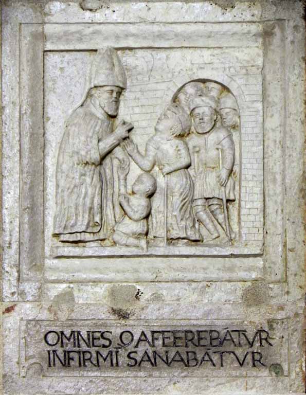 3^ formella sul pilastro destro dell'arco della cappella di San Riccardo: il Santo guarisce i malati