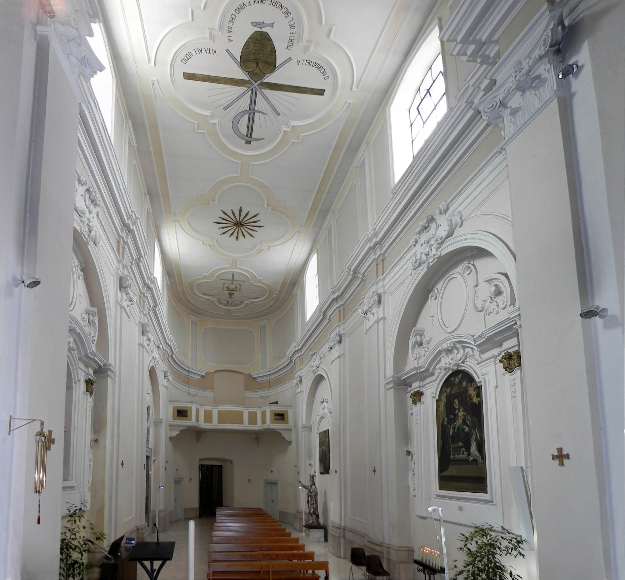 panoramica dal presbiterio: l'ingresso dell'oratorio con la cantoria