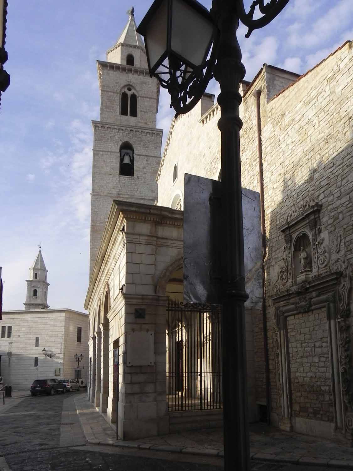 lato destro della facciata e del portico
