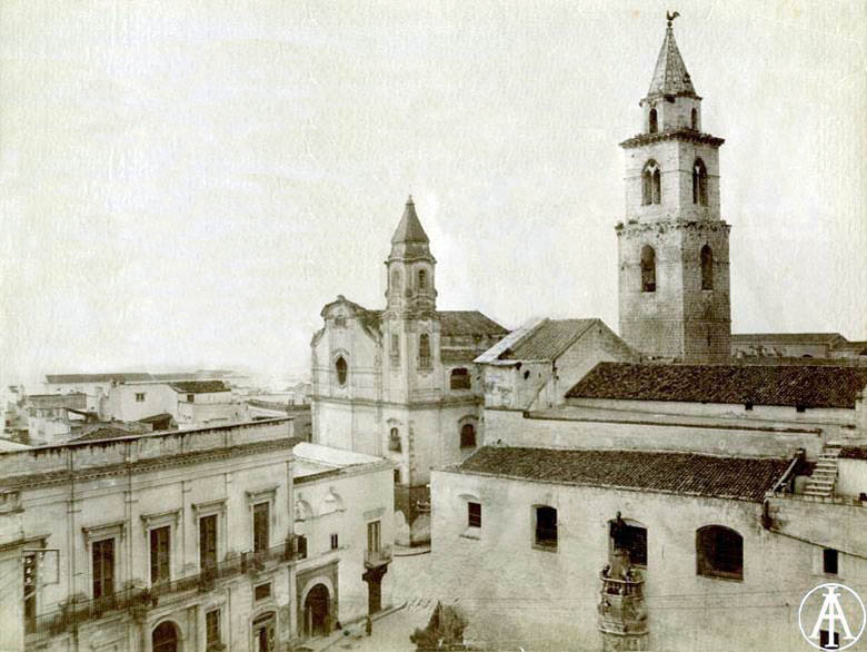 Chiesa Trinità e Cattedrale viste da Piazza La Corte - foto Ist. Arti Grafiche (BG)