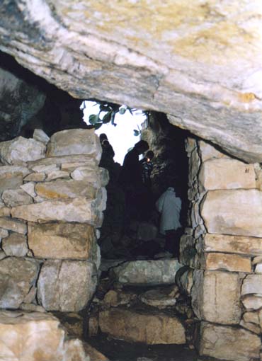 Dall'interno della 'seconda' stanzetta il muro divisorio e l'uscita sullo sfondo