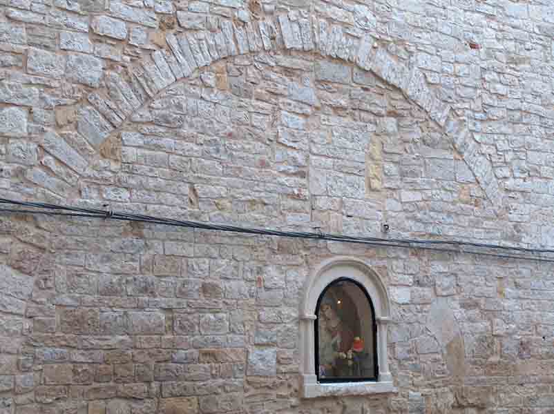 antiche parti murarie in pietra locale