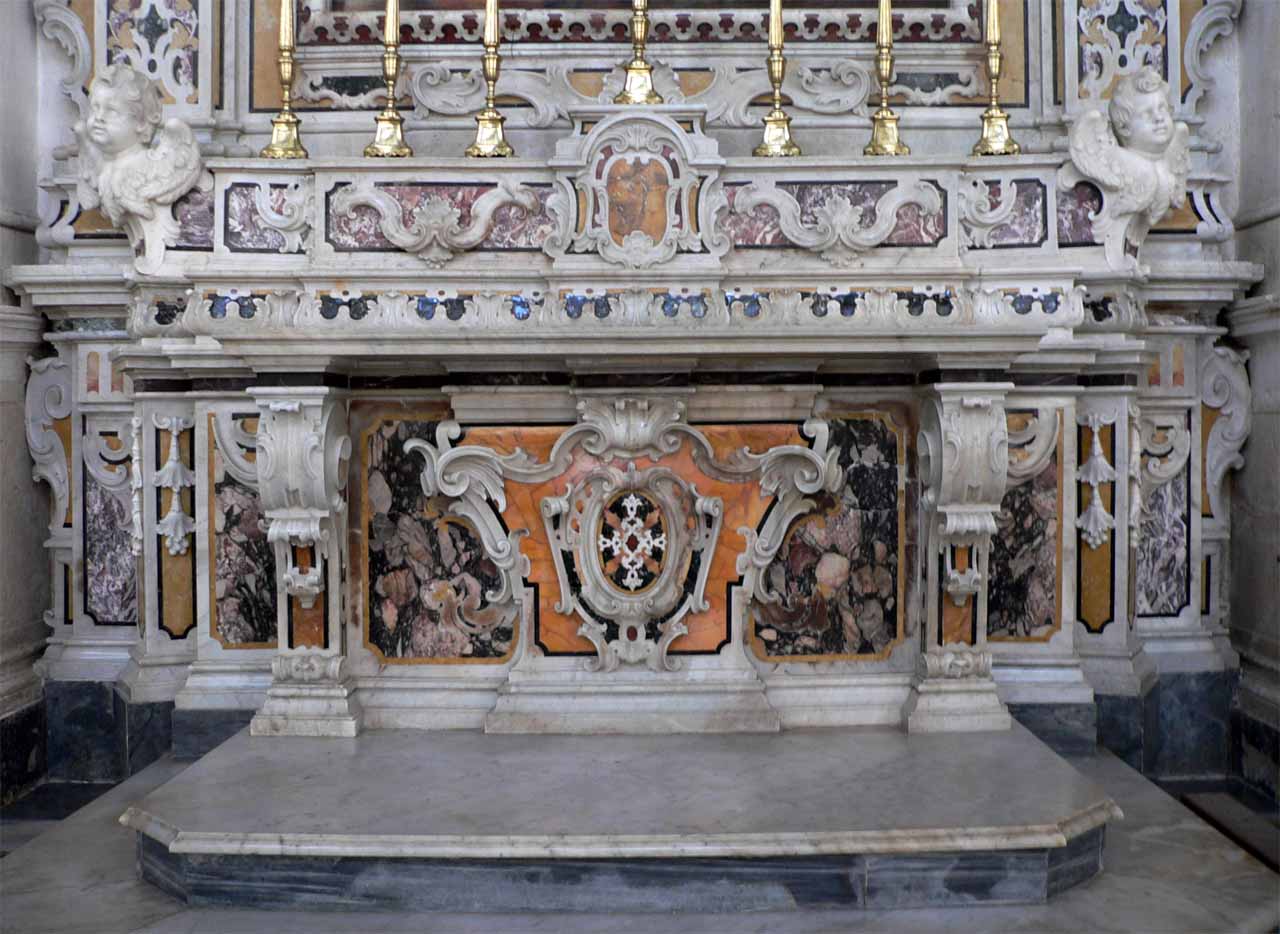 vedere l'altare di San Michele nel suo insieme