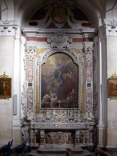 altare con la tela di San Nicola