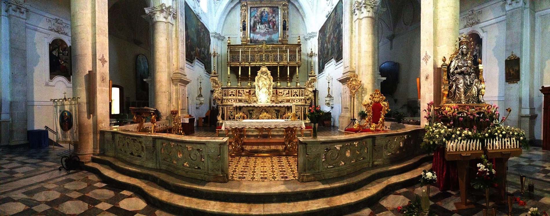 panoramica del presbiterio con la statua processionale della Madonna dei Miracoli (foto Giuseppe D'Ambrosio)