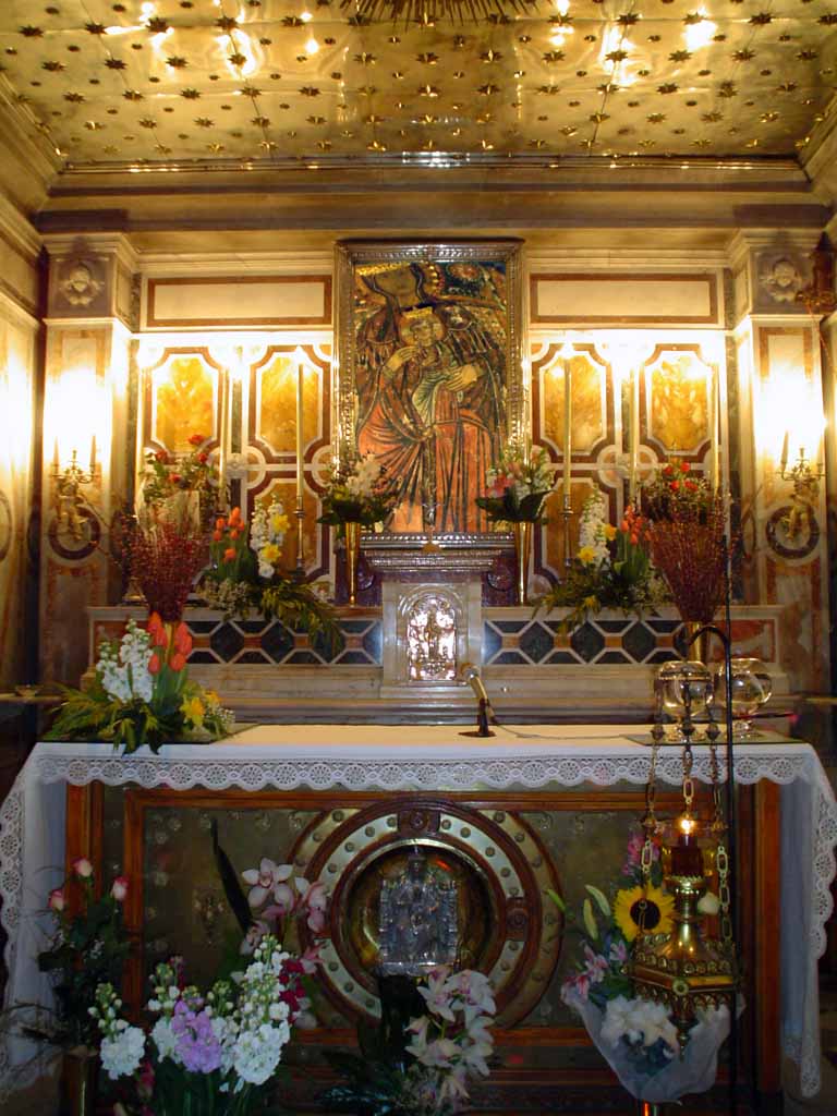 Madonna dei Miracoli, cripta: altare