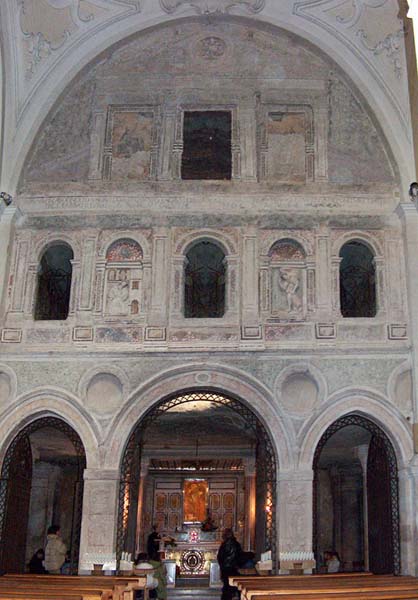 frontone della cripta: ricostruzione