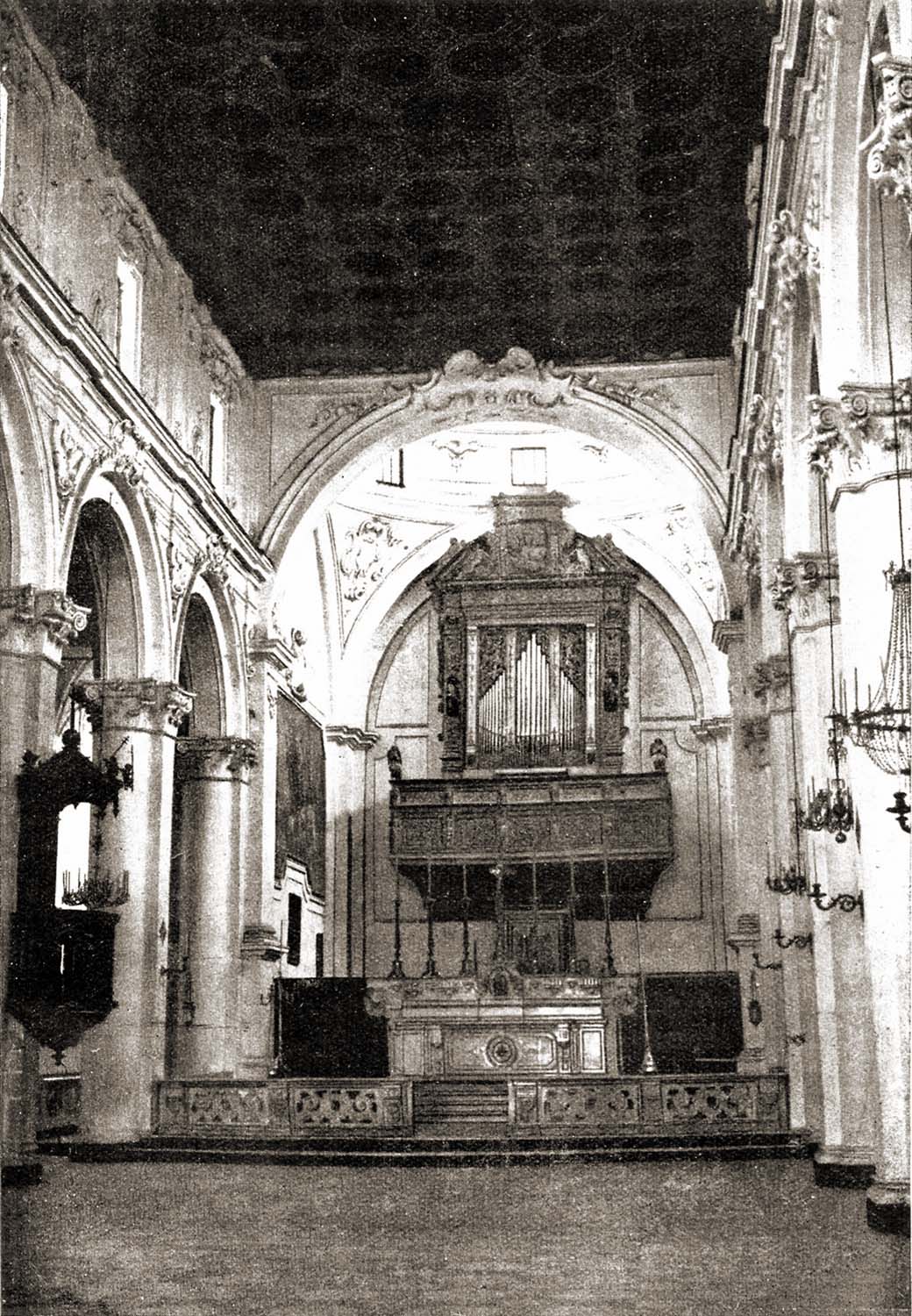 Navata e presbiterio con altare del 1720