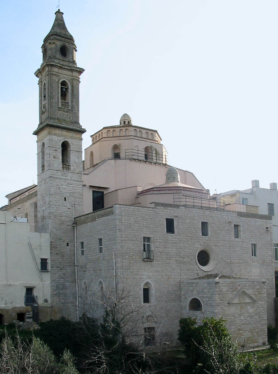 Il campanile visto dall'antico ingresso nella lama