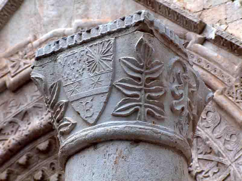 capitello della colonna sul sagrato con lo stemma dei Del Balzo