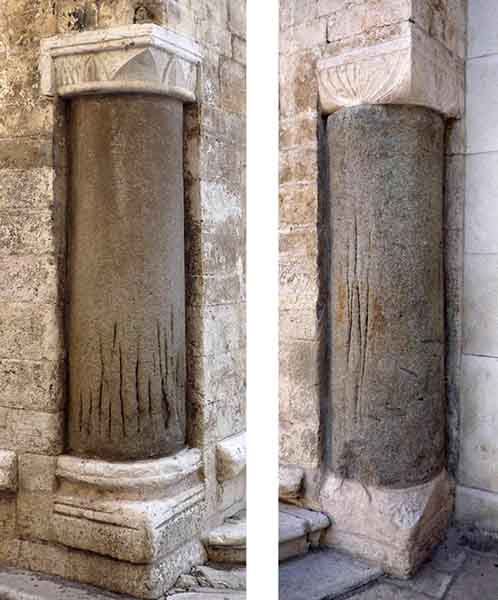 le due colonne granitiche angolari della facciata