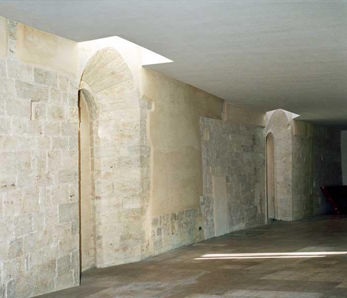 2 finestre ogivali trecentesche e una rettangolare del lato Sud (verso il chiostro)