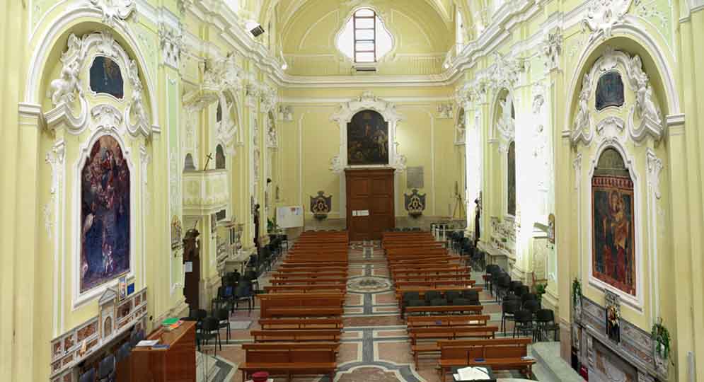 panoramica della navata da presbiterio