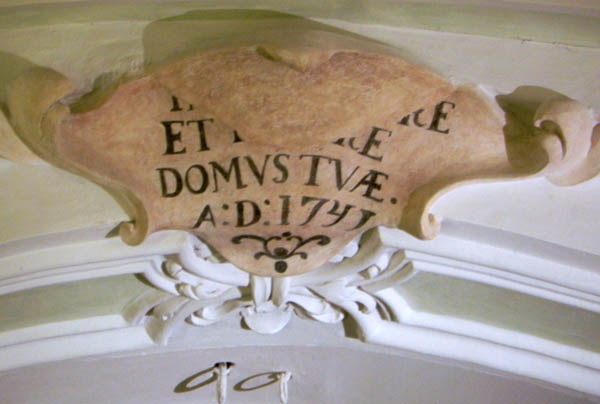 la scritta nel cartiglio dell'arco d'accesso al presbiterio del 1741