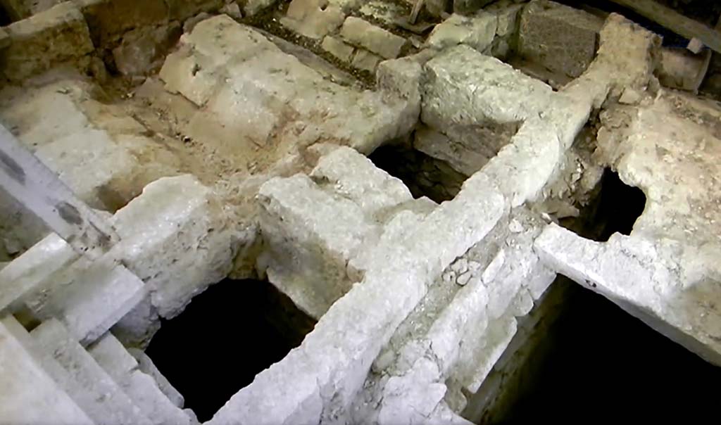 particolare delle strutture tombarie sotto il pavimento della navata