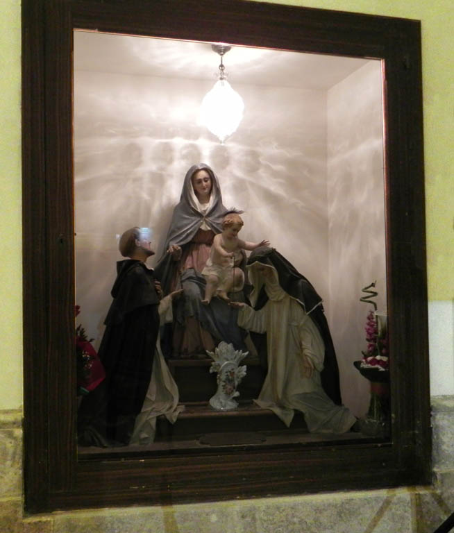 gruppo statuario della Madonna del Rosario nella nicchia