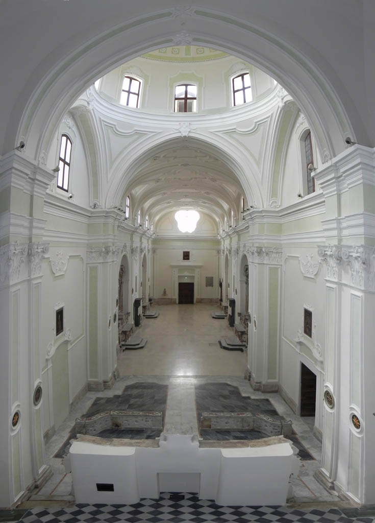 la navata vista dalla cantoria nell'abside