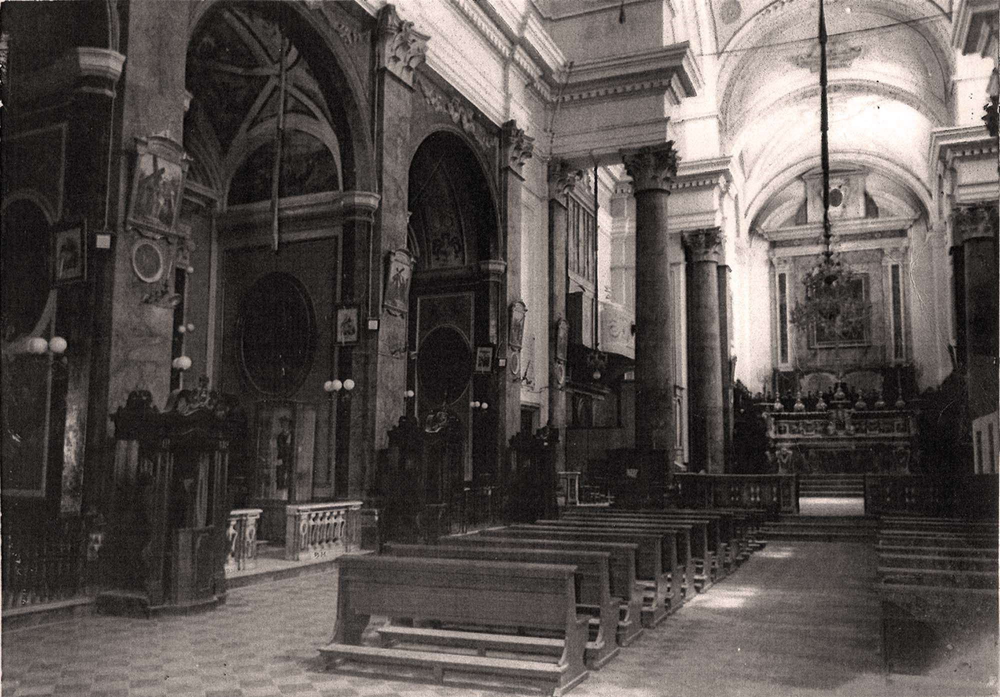 La navata di S. Nicola nei primi decenni del Novecento (foto archivio G.Musci-F.Inchingolo)