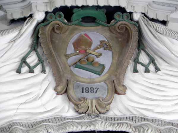stemma sull'arco presbiteriale