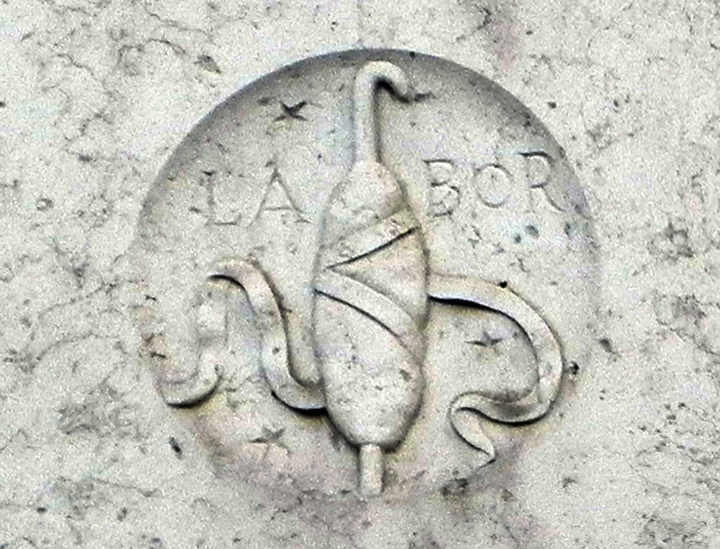 Lo stemma dell'opificio in bassorilievo sul balcone