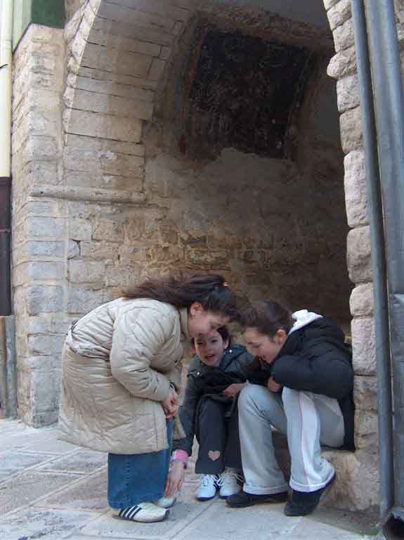 alcune alunne di scuola primaria eseguono il gioco nel centro storico