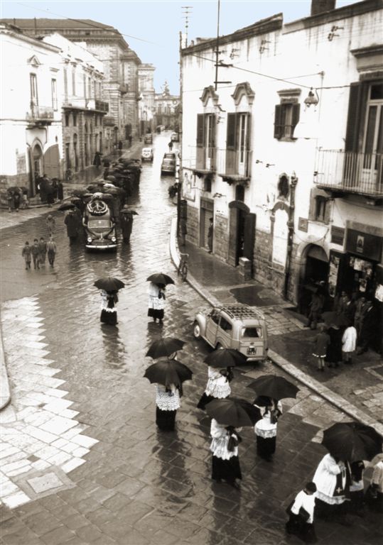 Largo Sant'Angelo in una foto del secolo scorso: un funerale