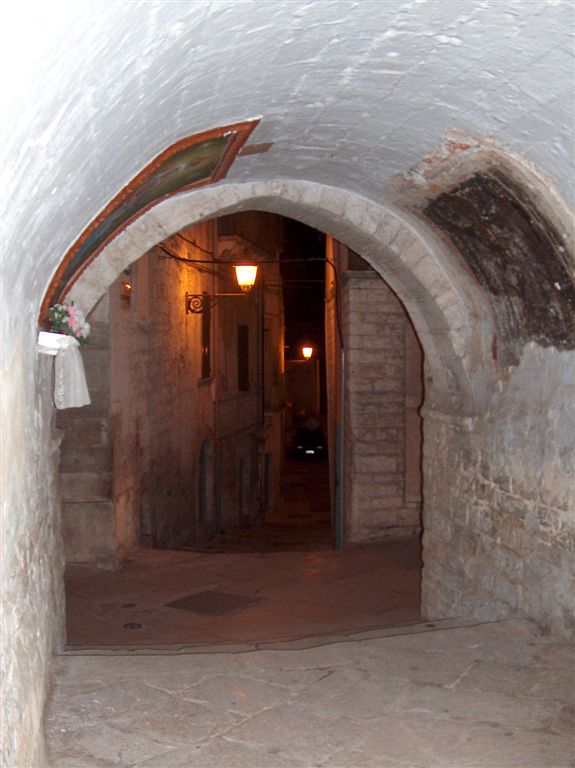 centro storico: arco di Via Quarti